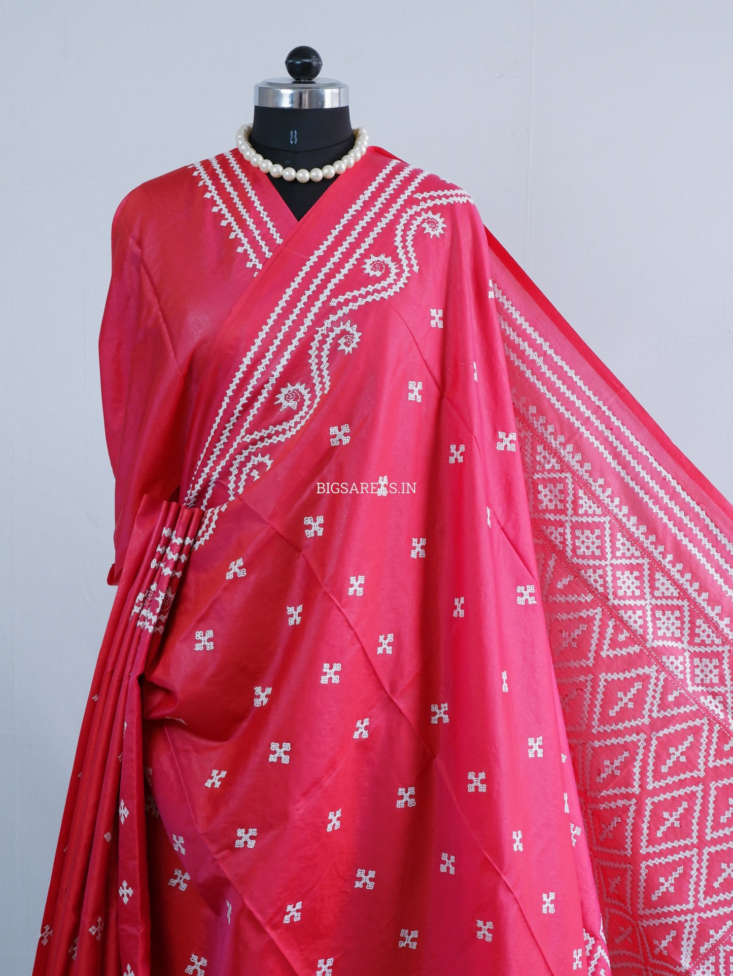 Kutchi Hand Embroidered Saree | Blended Bangalore Silk / Art Silk | Dual Tone (Red/Pink)