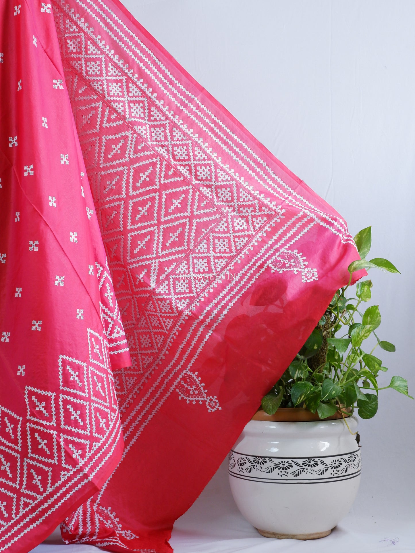 Kutchi Hand Embroidered Saree | Blended Bangalore Silk / Art Silk | Dual Tone (Red/Pink)