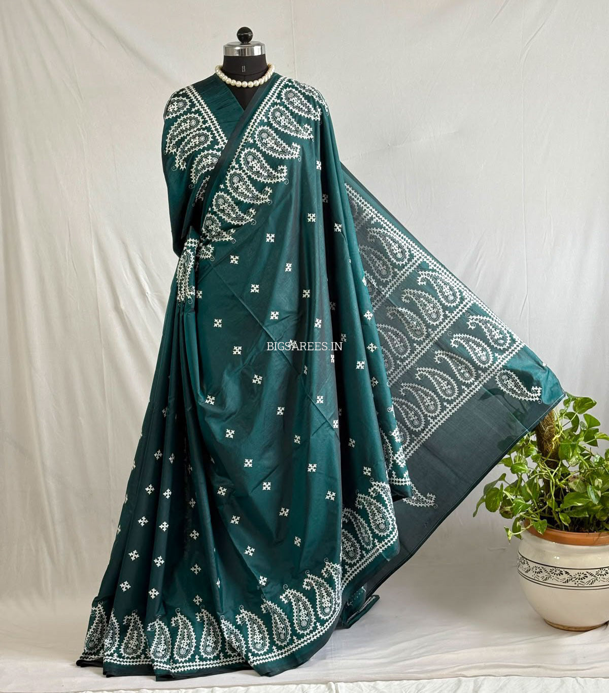 Kutchi/Gujarati Hand Embroidered Saree  | Blended Bangalore Silk / Art Silk | Emerald Green