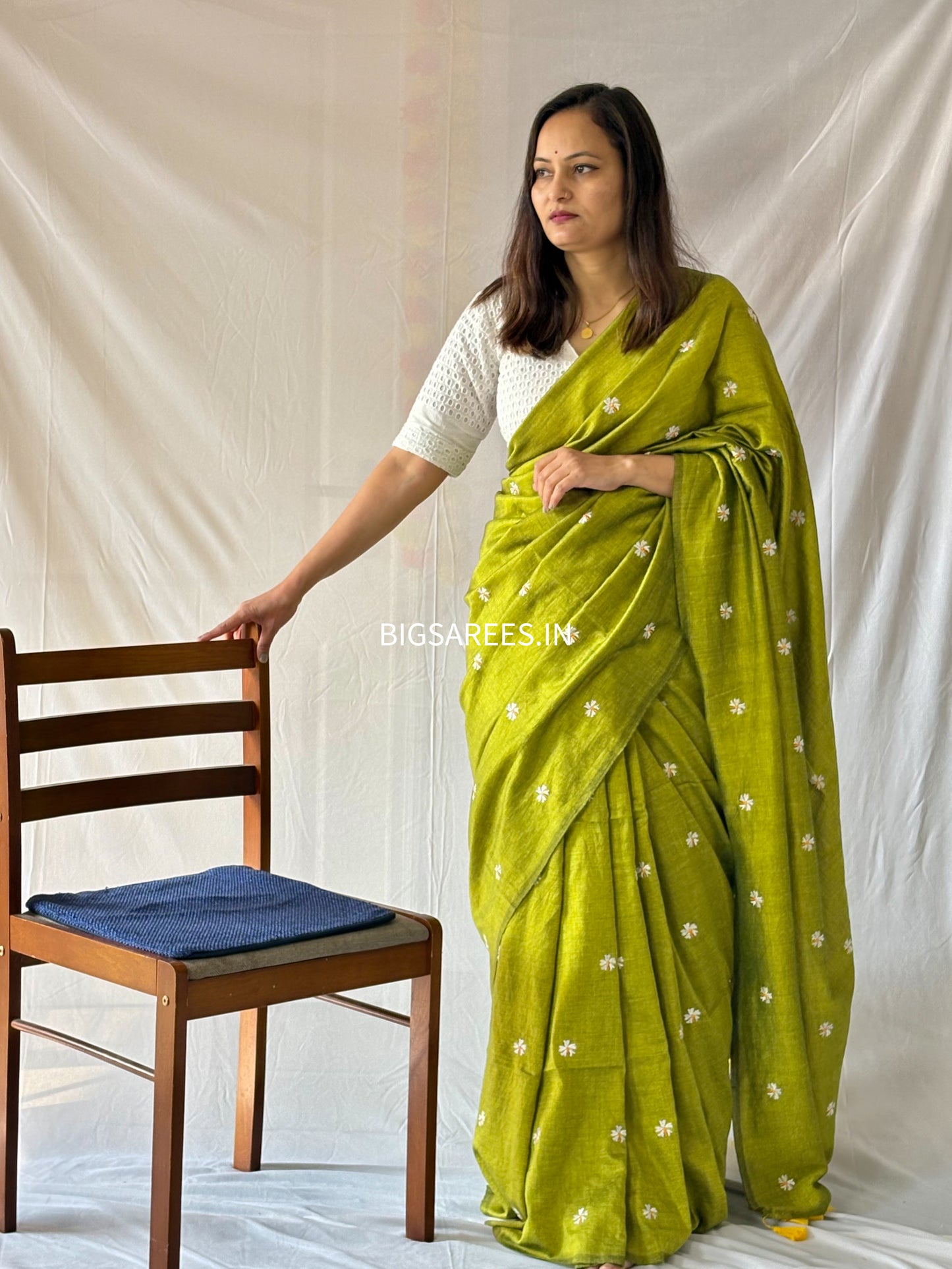 Night Jasmine Motif Saree With Blouse | Acrylic Cotton Blend | Pear