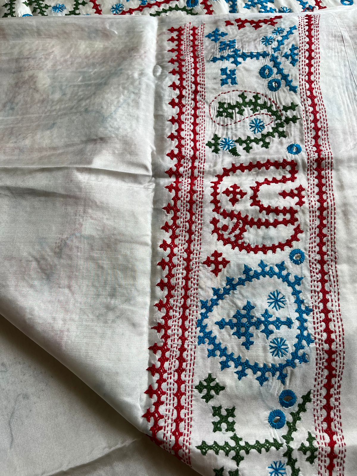 White Kutch Hand Embroidered Blended Banglore Silk/Art Silk Saree