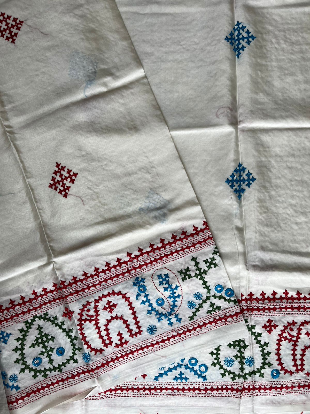 White Kutch Hand Embroidered Blended Banglore Silk/Art Silk Saree