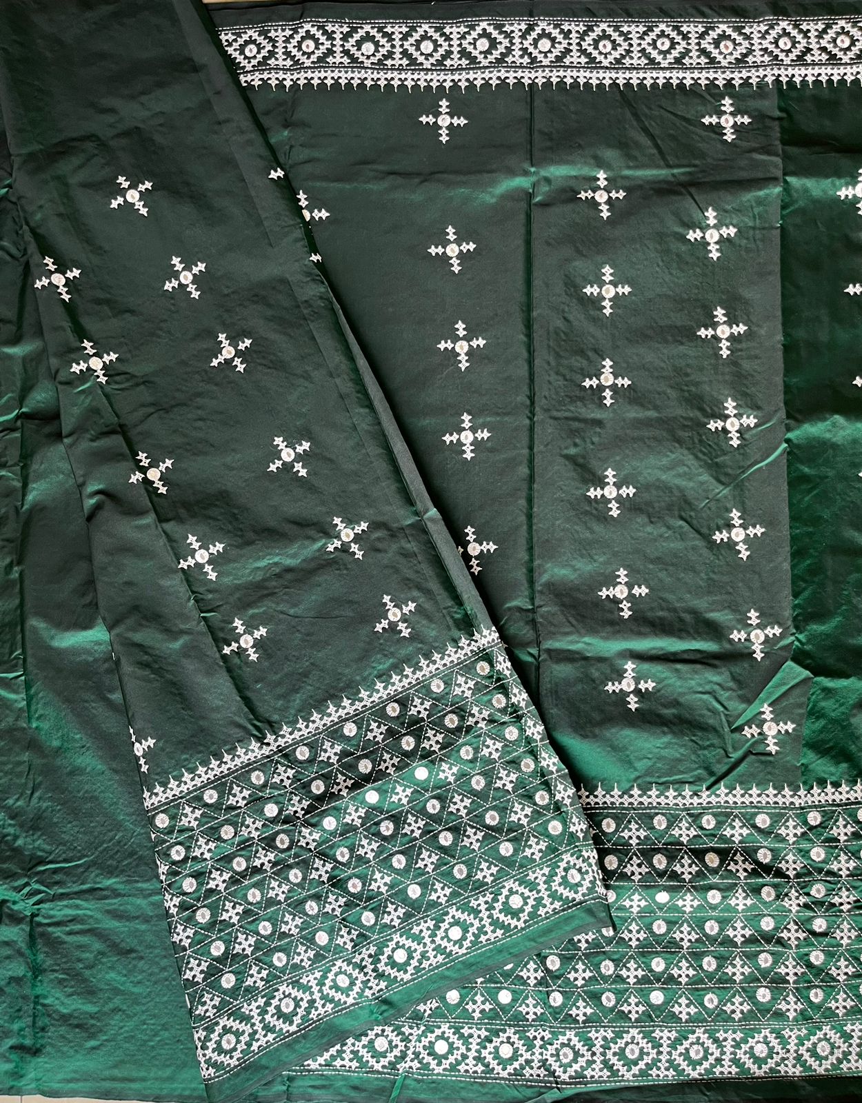 Green Kutch Hand Embroidered Blended Banglore Silk/Art Silk Saree