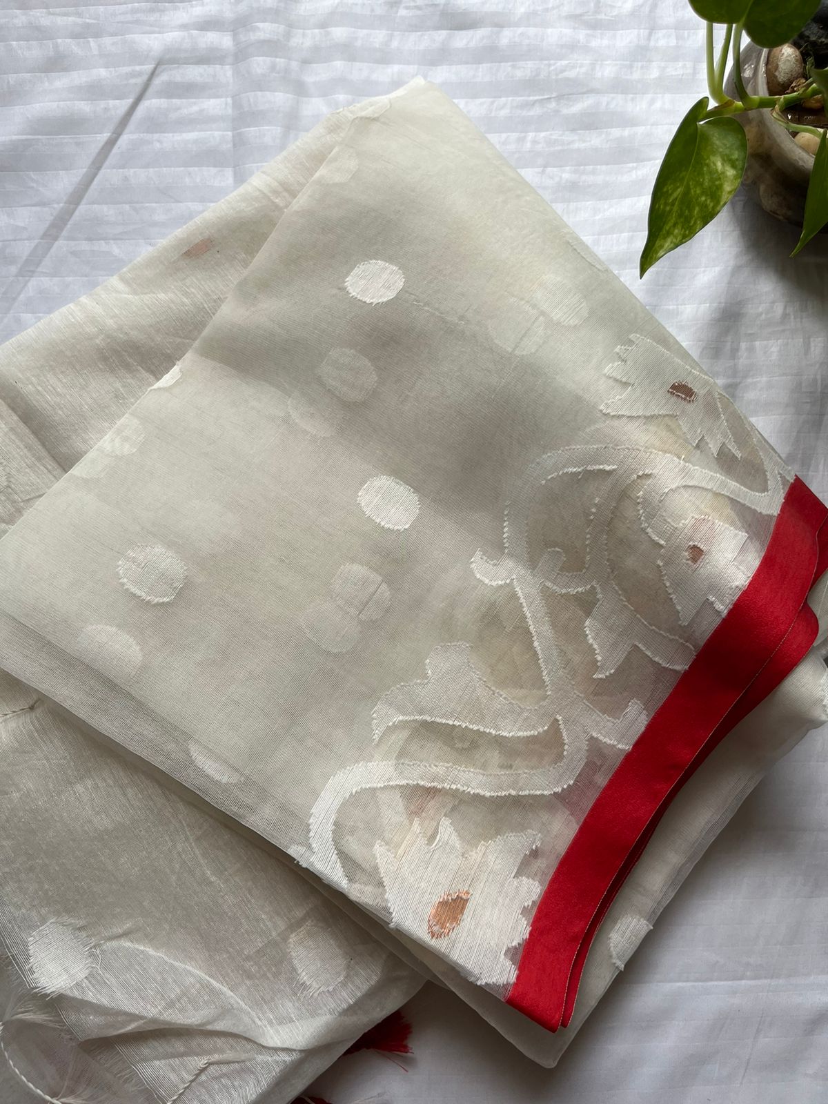 White Resham Silk Muslin Handloom Jamdani saree