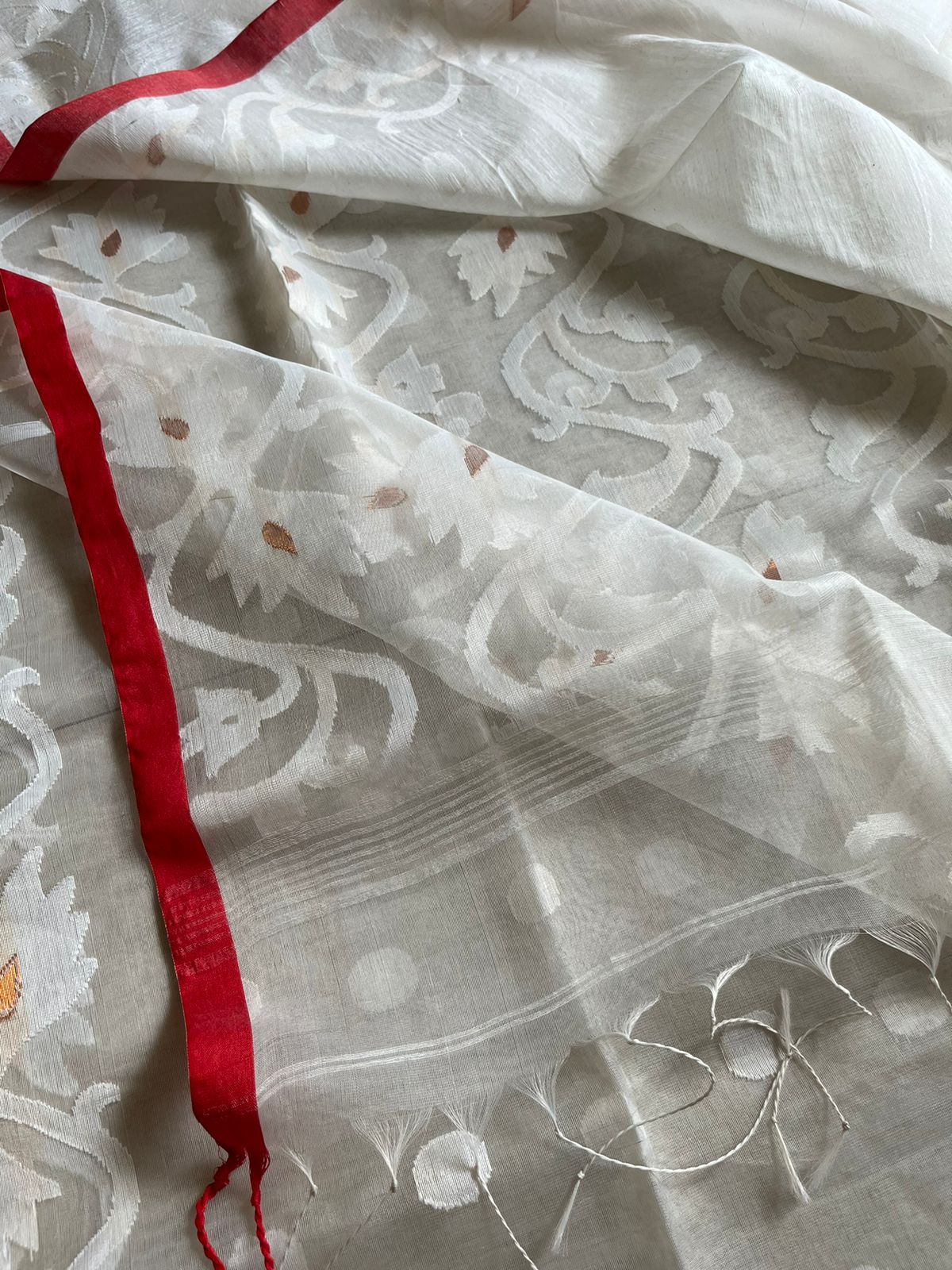 White Resham Silk Muslin Handloom Jamdani saree