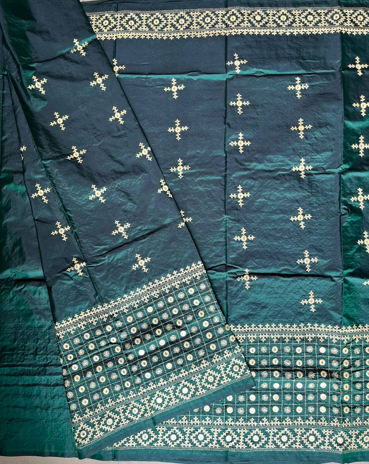 Kutch Hand Embroidered Blended Banglore Silk/Art Silk Saree