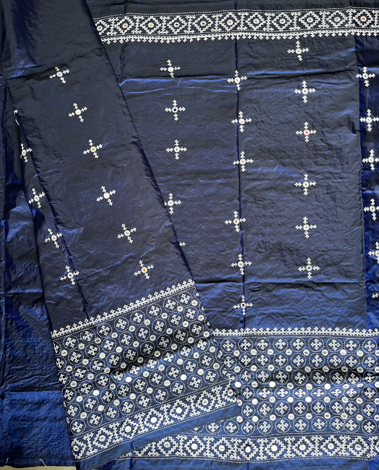 Kutch Hand Embroidered Blended Banglore Silk/Art Silk Saree