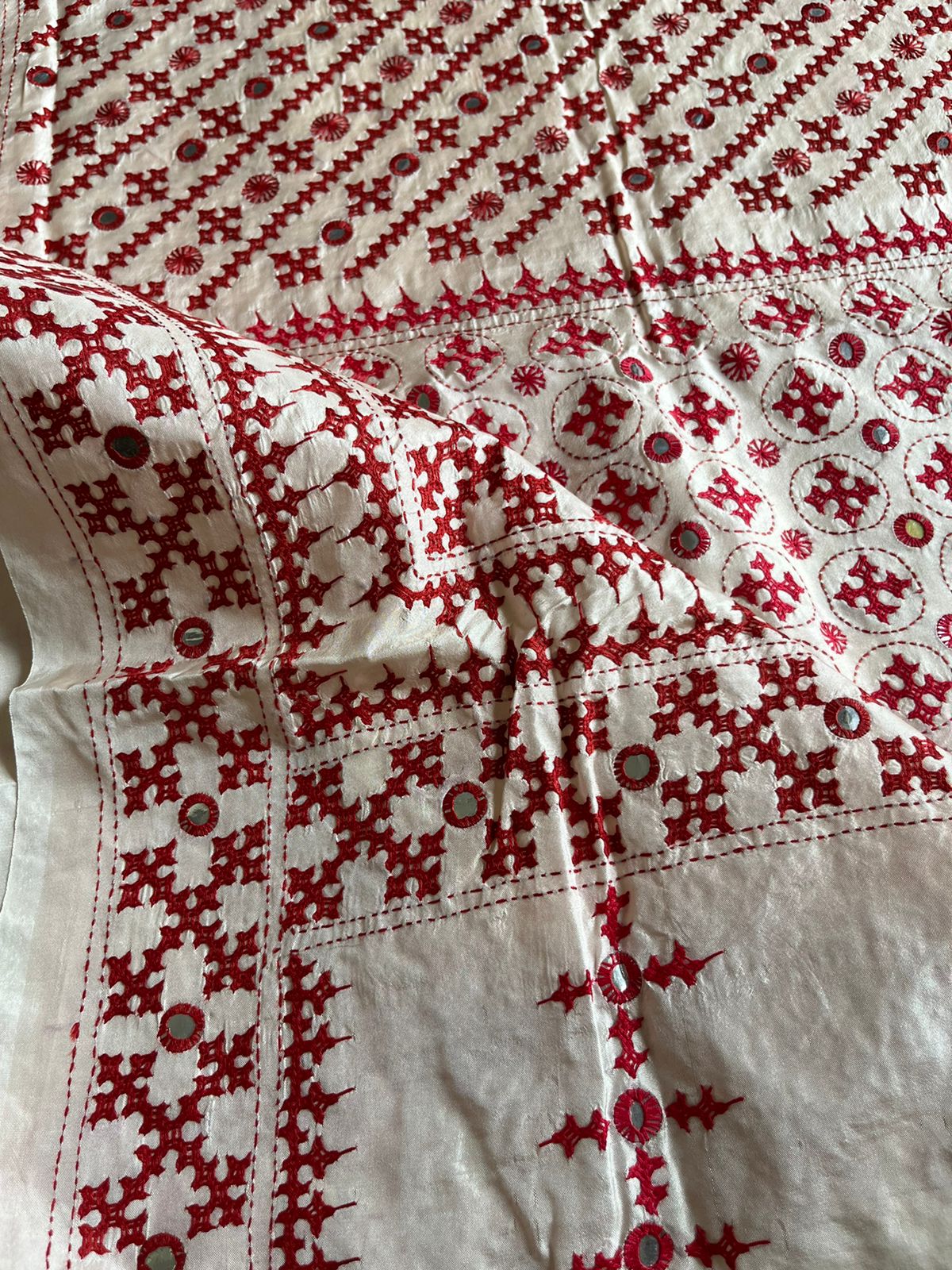 White Kutch Hand Embroidered Blended Banglore Silk/Art Silk Saree