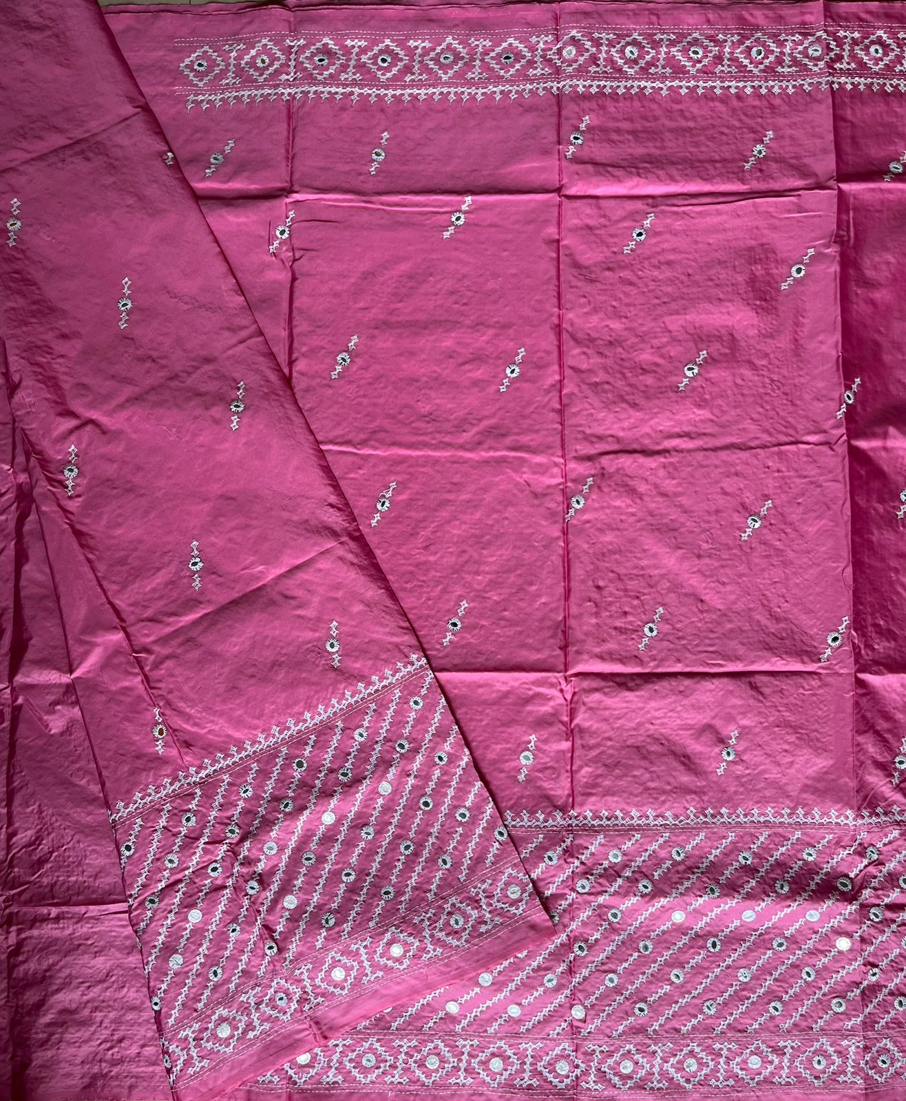 Kutch Hand Embroidered Blended Banglore Silk/Art Silk Saree