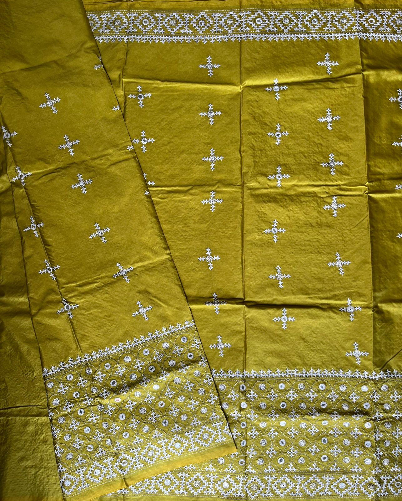 Kutch Hand Embroidered Blended Banglore Silk/Art Silk Saree