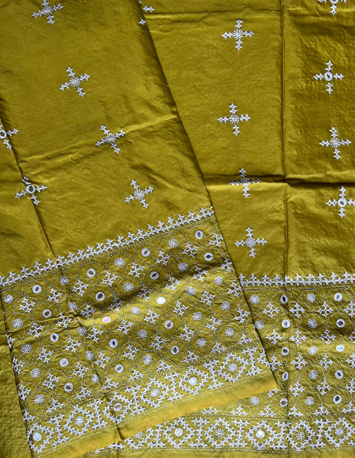 Kutch Hand Embroidered Blended Banglore Silk/Art Silk Saree