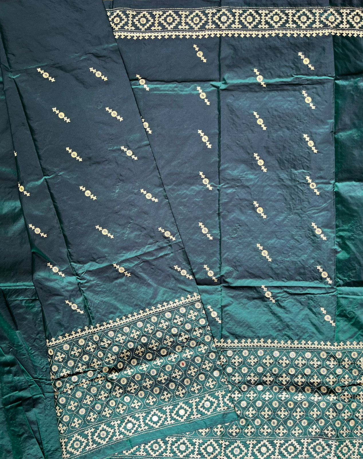 Kutch Hand Embroidered Blended Banglore Silk/Art Silk Saree