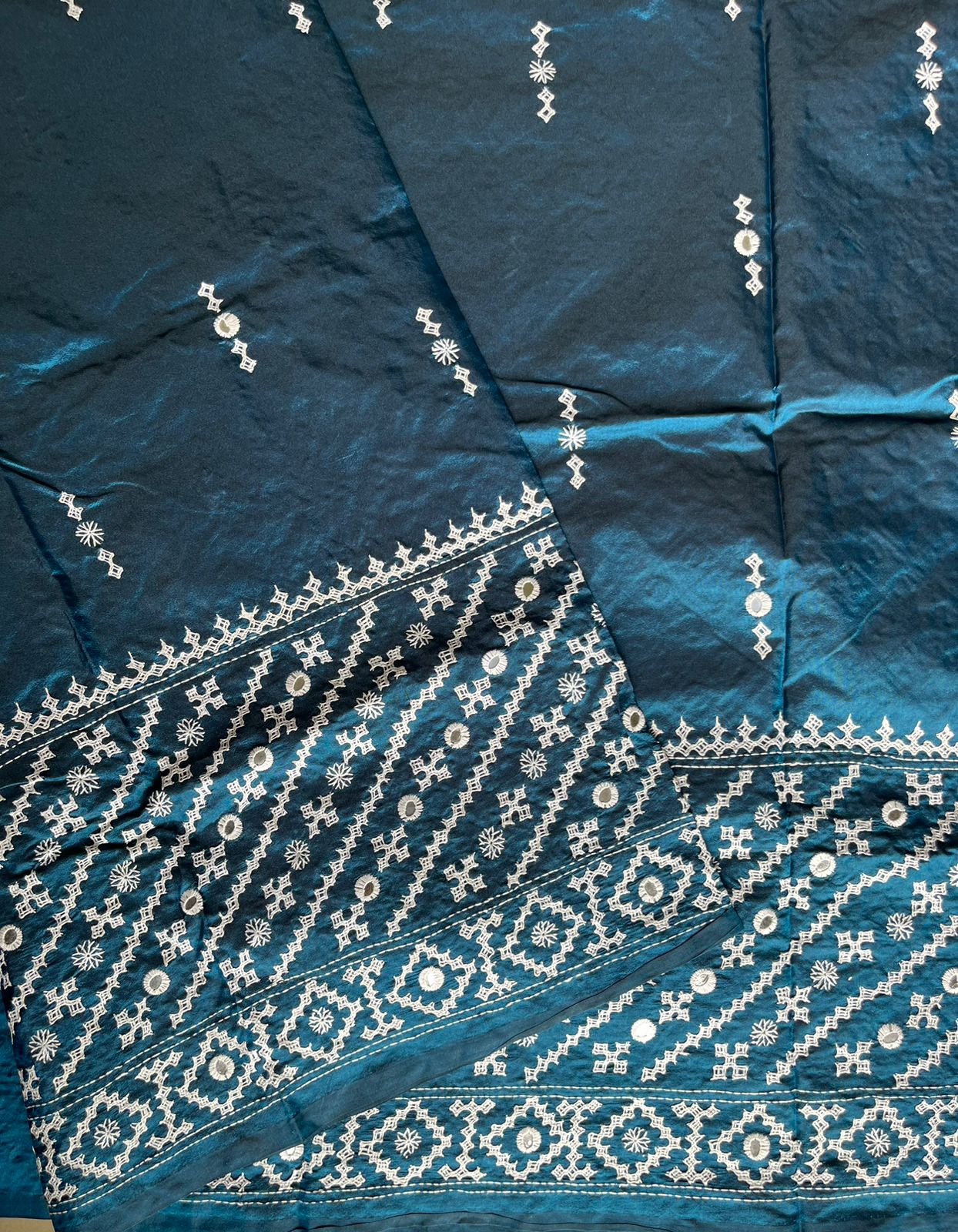 Kutch Hand Embroidered Blended Banglore Silk/Art Silk Saree