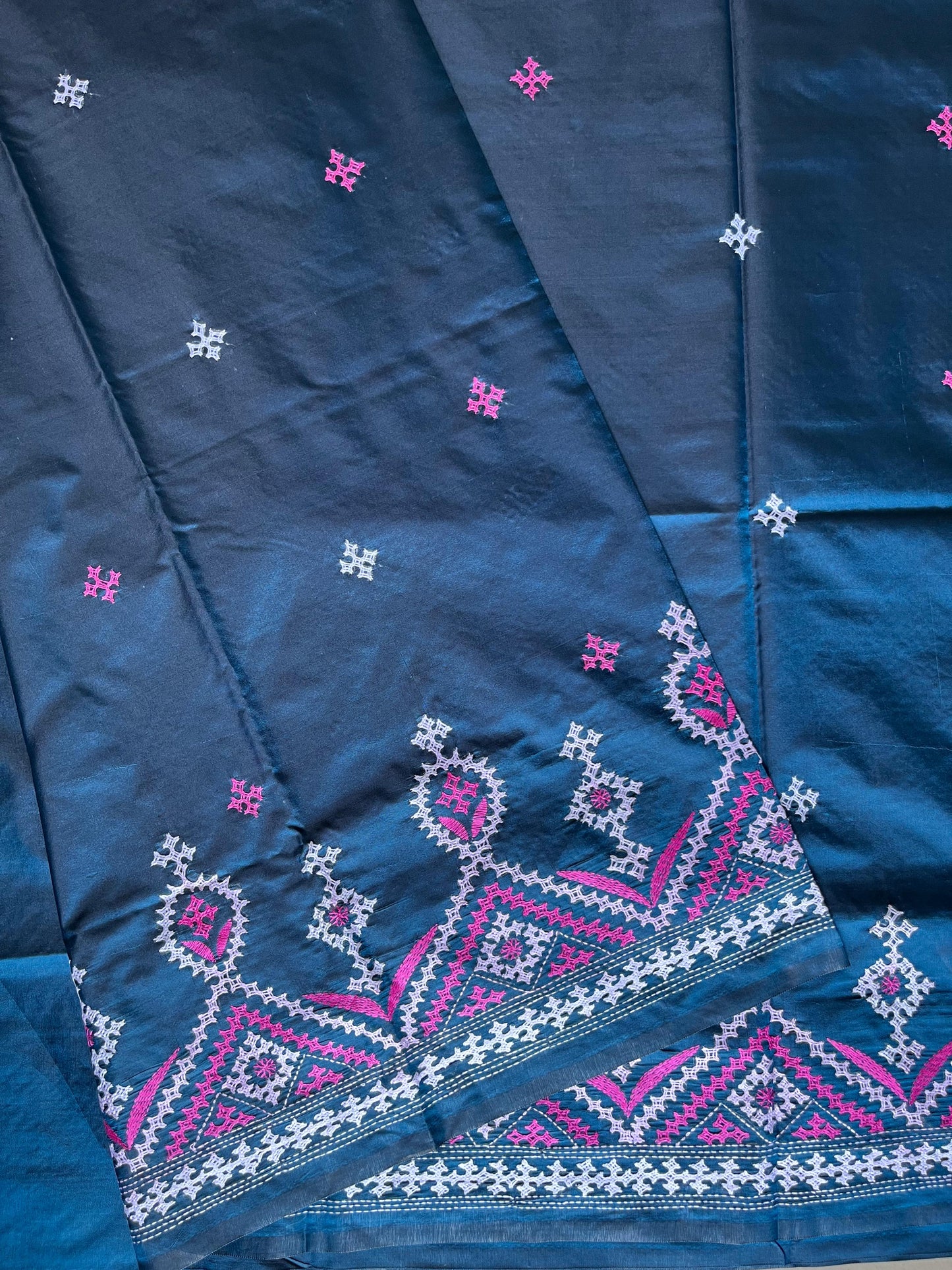 Kutch Hand Embroidered Blended Banglore Silk/Art Silk Saree