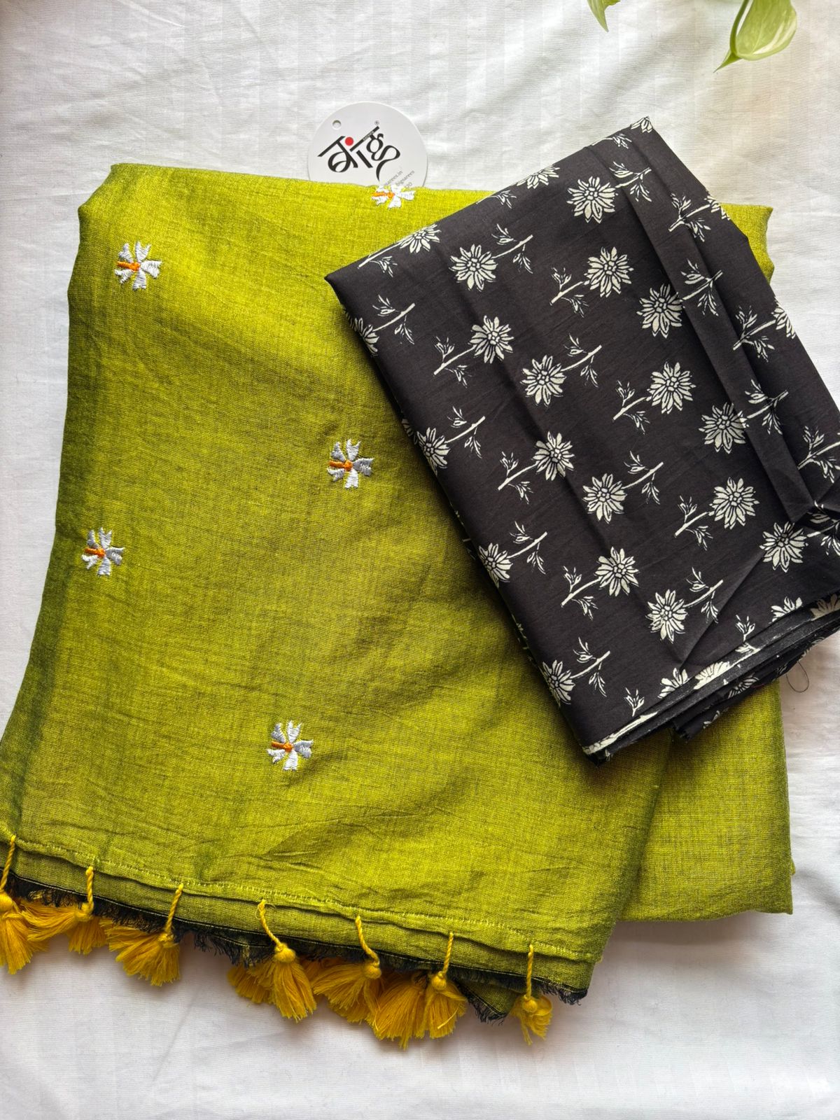 Night Jasmine Motif Saree With Blouse | Acrylic Cotton Blend | Pear